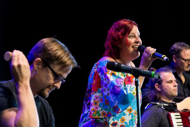 Laura Strasser singt mit der Kofferband an den Kulturtagen Wil