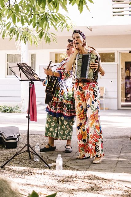 Die zwei Schrullen als Strassenmusikerinnen an den Schaffhauser Kulturtagen im Sommer 2025, beide singen laut, eine mit Gitarre, eine mit Akkordeon
