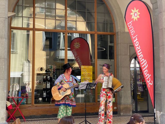 Die zwei Schrullen spielen im Sommer 2025 an den Schaffhauser Kulturtagen vor dem Visitor Centre in der Altstadt