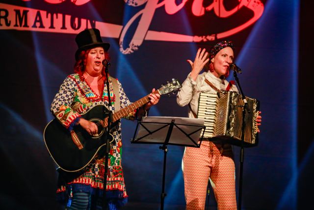 Die zwei Schrullen mit Gitarre und Akkordeon im blauen Bühnenlicht